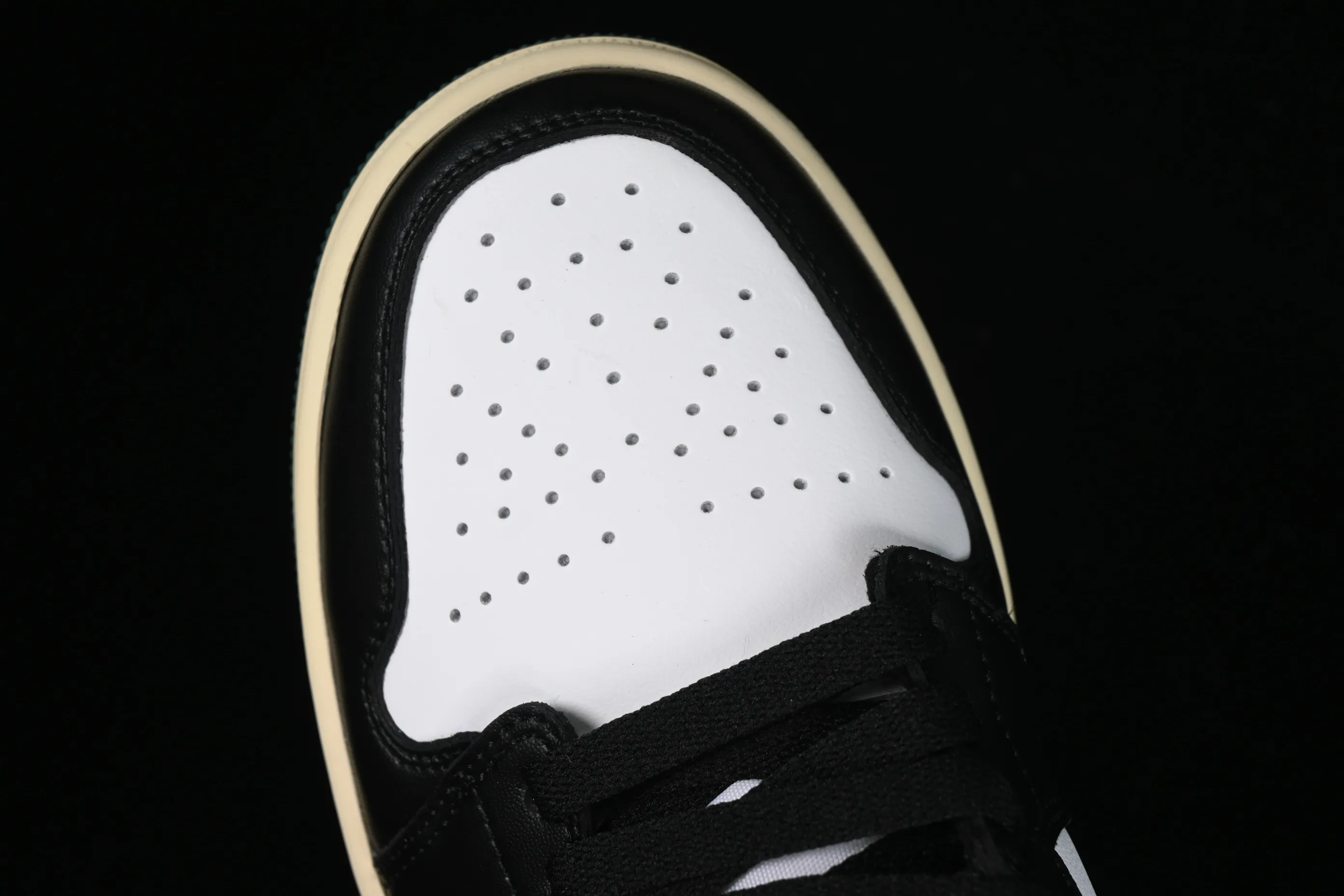 All Categories Air Jordan Jordan Series Basketball Shoes Air Jordan 1 Mid Air Jordan 1 Mid AJ1 Joe 1 Snake Print Black Green Toe Zhongbang Basketball Shoes FQ7818-100
